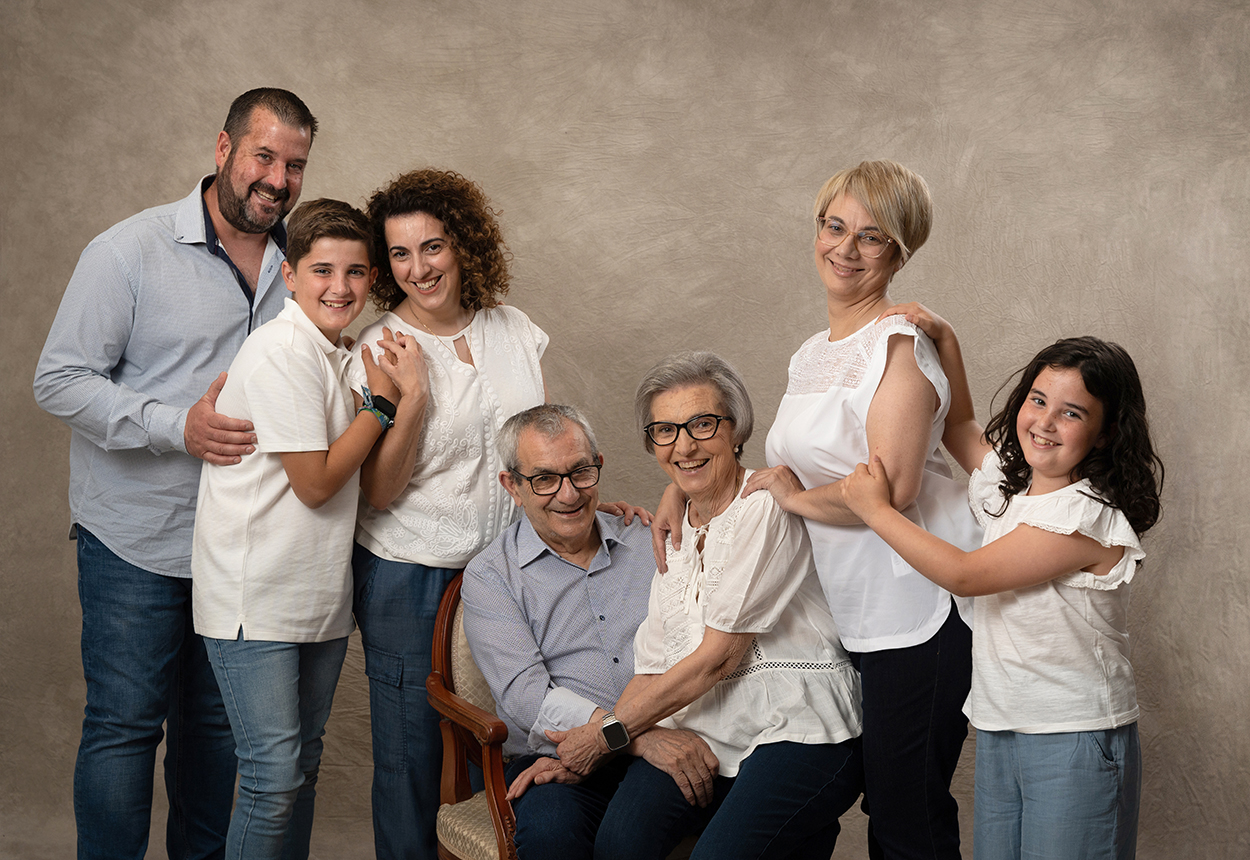 Madre mira a su bebé recién nacido