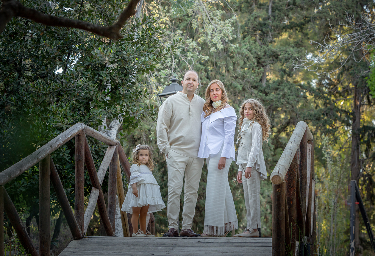 Madre mira a su bebé recién nacido