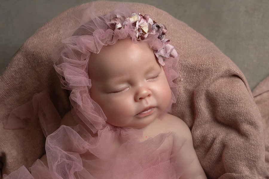 Newborn natural vs newborn posado: diferencias reales (y cuál elegir)